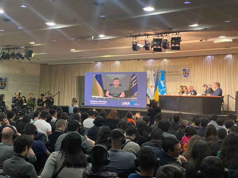 El presidente ucraniano, entrevistado por estudiantes de la UBA en la facultad de Ciencias Económicas Foto: Milagros Moreni