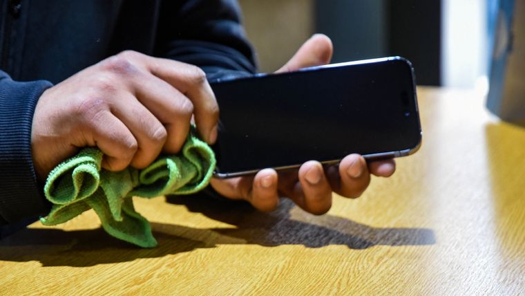 Reiniciar el teléfono y limpiar altavoces suelen resolver muchos problemas frecuentes de audio en celulares modernos. Reiniciar el teléfono y limpiar altavoces suelen resolver muchos problemas frecuentes de audio en celulares modernos.