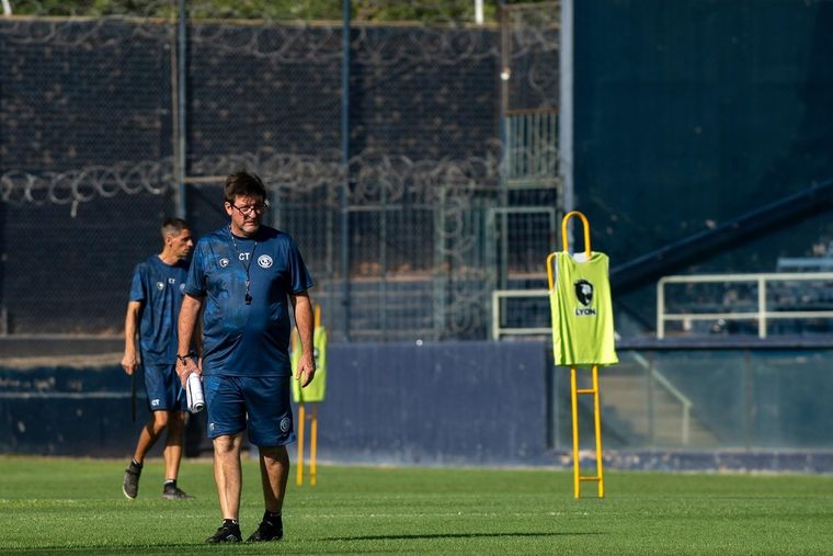 Berti analiza el mejor once para jugar con el Rojo. Foto: Prensa Independiente Rivadavia