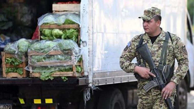 Un soldado patrulla por uno de los agromercados impulsados por el gobierno de Bukele. Foto: GETTY
