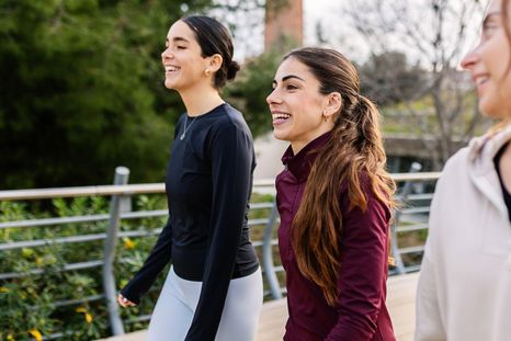 Salir a caminar después de comer puede ayudar al funcionamiento correcto de tu aparato digestivo. Salir a caminar después de comer puede ayudar al funcionamiento correcto de tu aparato digestivo.