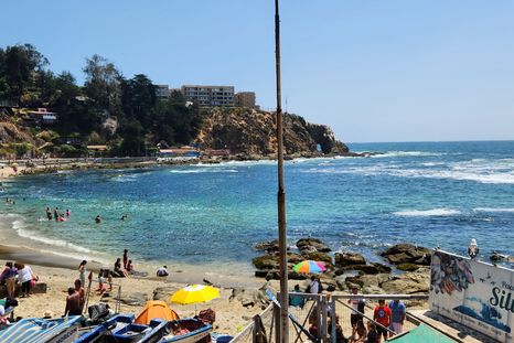 Horcón muestra una costa quebrada donde la caleta y los acantilados le dan al pueblo una imagen muy distinta en la Región de Valparaíso. Horcón muestra una costa quebrada donde la caleta y los acantilados le dan al pueblo una imagen muy distinta en la Región de Valparaíso.