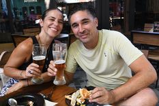 Una pareja mendocina celebra el Día de los Enamorados con una cerveza. Foto: Marcos Garcia/MDZ