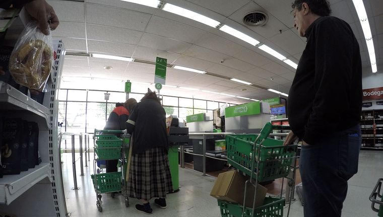 Cerca de las cajas de estos comercios se exhiben productos tentadores para los clientes como dulces. Foto: ALF PONCE MERCADO / MDZ