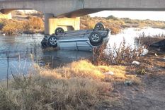un muerto y 3 heridos tras el vuelco de un auto en el rio mendoza