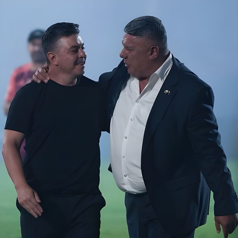 La charla entre Gallardo y Chiqui Tapia. Foto: Olé