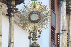 conmocion por una hostia que late durante una misa en mexico