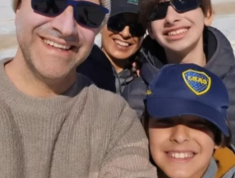 Adrián Seltzer, Laura Leguizamón y sus dos hijos. Foto: X