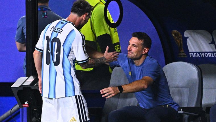 El abrazo entre Scaloni y Messi emocionó a todos los argentinos después de una noche histórica.