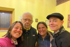 Cada día llegan al albergue peregrinos de distintos países. Muchas veces no hablan el mismo idioma y, aun así, las conversaciones se vuelven atractivas por el profundo deseo de compartir la vida