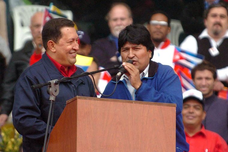 Evo Morales y Hugo Chávez en la contracumbre en Mar del Plata. Foto: Télam Evo Morales y Hugo Chávez en la contracumbre en Mar del Plata. Foto: Télam
