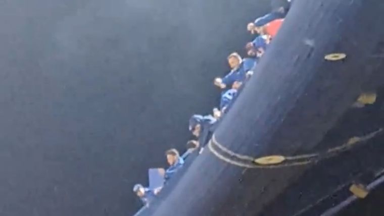 Los hinchas de Cruzeiro en La Bombonera. Foto: Captura video