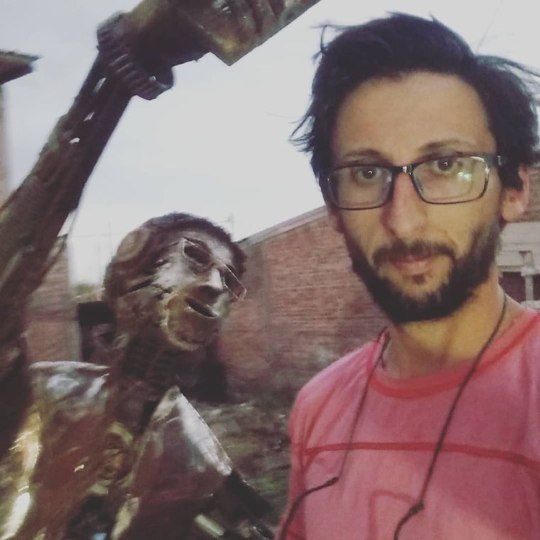 Silvio Sanchez En primer plano el docente y escultor. Atrás la obra ganadora de un concurso. Foto: Gentileza Instagram @silviosanchez_esculturas