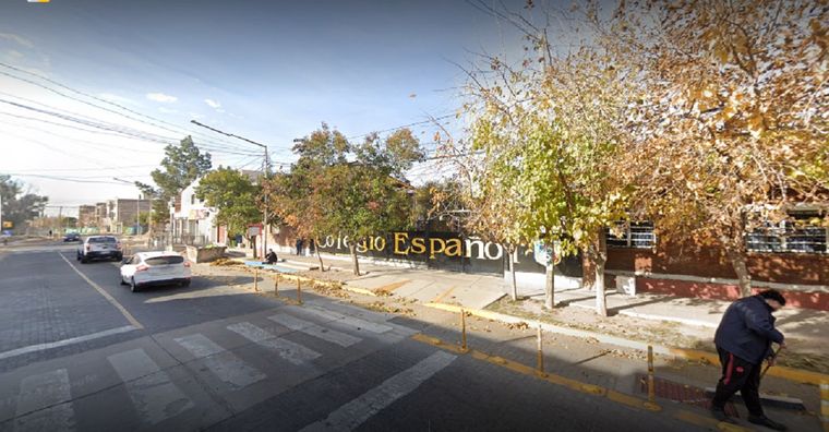 El hecho se dio en la puerta del Colegio Español, según indicó el Ministerio de Seguridad Foto: Google Maps