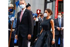 Letizia impacta con su look.