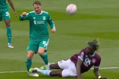 Mac Allister encendió las alarmas en su equipo tras recibir una dura patada. Mac Allister encendió las alarmas en su equipo tras recibir una dura patada.