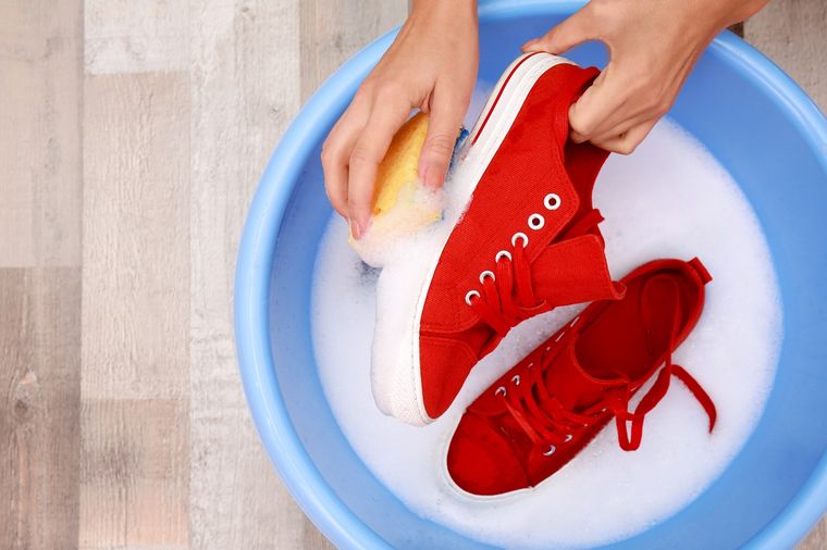 LIMPIAR LA GOMA DE LAS ZAPATILLAS SUELE ENSUCIARSE MÁS RÁPIDO POR SU CERCANÍA CON EL SUELO Foto: SHUTTERSTOCK