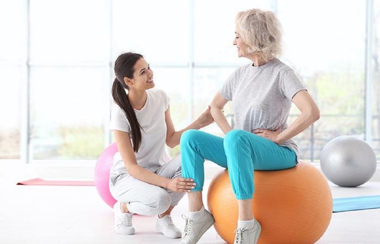 La osteoporosis es una enfermedad crónica y la principal causa de fracturas en adultos mayores.