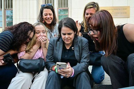 Familiares de víctimas junto a la abogada de la parte demandante, Laura Marquez-Garrett (centro), al enterarse del histórico veredicto. Familiares de víctimas junto a la abogada de la parte demandante, Laura Marquez-Garrett (centro), al enterarse del histórico veredicto.