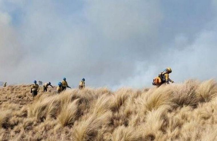 El incendio continúa sin control en el valle de Traslasierra y se espera otro día complicado por el viento. Foto: Gobierno de Córdoba