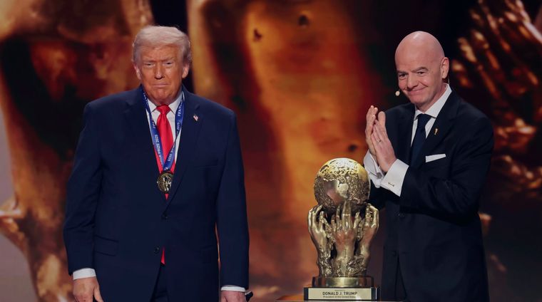Gianni Infantino entregándole el Premio FIFA de la Paz a Donald Trump. Gianni Infantino entregándole el Premio FIFA de la Paz a Donald Trump.