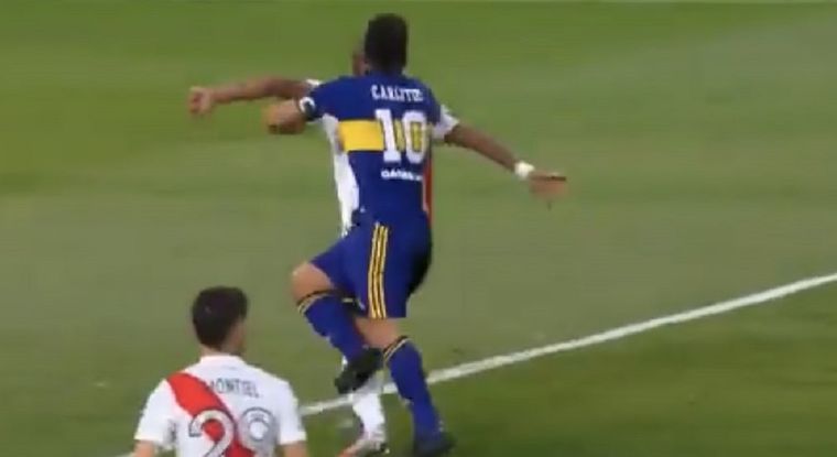 Tevez carga a Maidana antes de convertir el gol de Boca. Foto: Captura