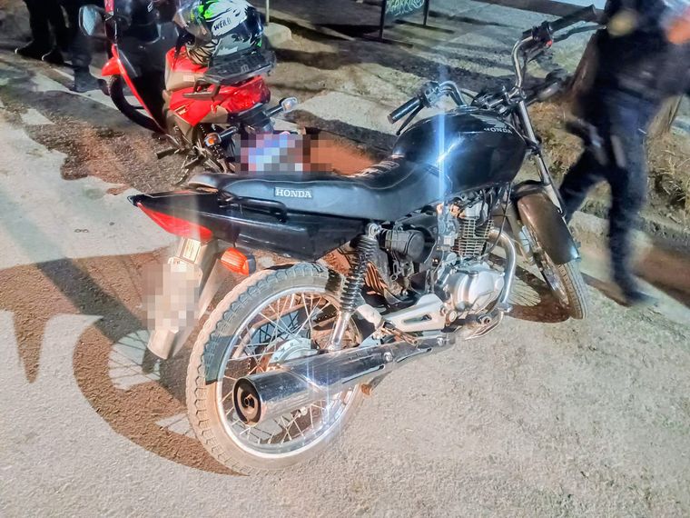 La Honda Titan recuperada en el barrio Belgrano de Las Heras. La Honda Titan recuperada en el barrio Belgrano de Las Heras.