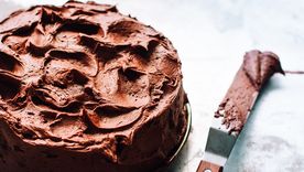 Esta torta húmeda de chocolate es deliciosa y muy fácil.
