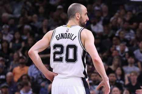 Emanuel Ginóbili no pudo creer la inexplicable derrota de los San Antonio Spurs frente a los Knicks en el cuarto juego de las Finales de la NBA. Foto: CNN Emanuel Ginóbili no pudo creer la inexplicable derrota de los San Antonio Spurs frente a los Knicks en el cuarto juego de las Finales de la NBA. Foto: CNN