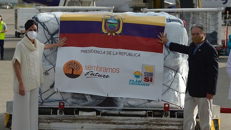 El ministro de Salud de Ecuador, Juan Carlos Zevallos, y la vicepresidenta ecuatoriana, María Alejandra Muñoz, posan junto a un contenedor con las primeras 8000 dosis de la vacuna Pfizer/BioNTech a su llegada al aeropuerto de Quito, el 21 de enero pasado. Foto: AFP