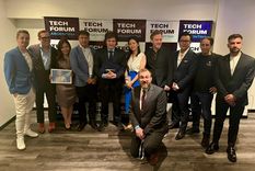 El presidente Javier Milei rodeado de empresarios en el Tech Forum Argentina, donde el libertario aseguró que conoció al responsable de la criptomoneda $LIBRA, Hayden Davis. Foto: Prensa Presidencia