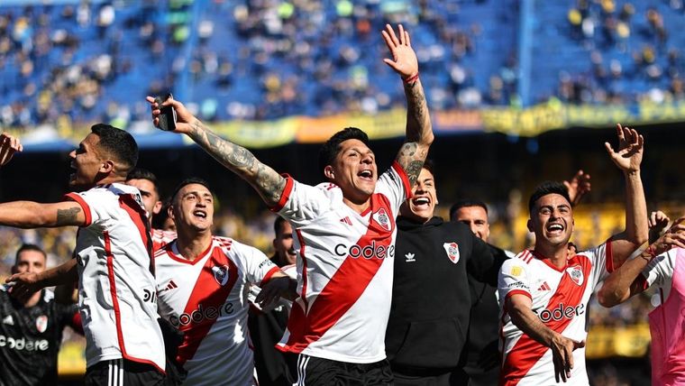 Enzo Pérez festejó con todo la victoria. Foto: EFE