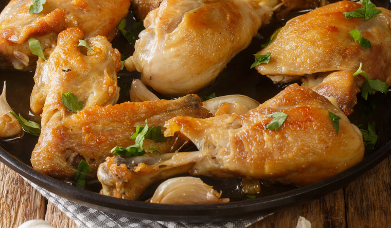 El vino blanco realza el sabor del pollo en esta receta tradicional. El vino blanco realza el sabor del pollo en esta receta tradicional.