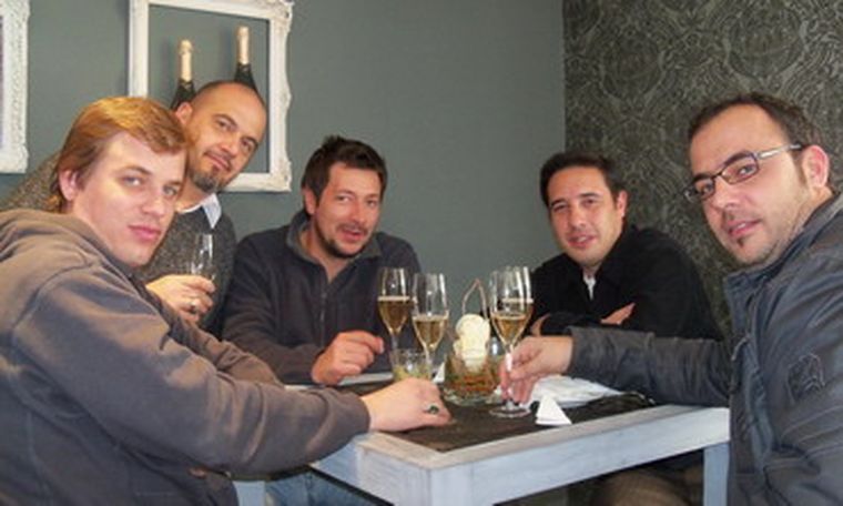 Ronda de espumantes para los comunicadores: Martín Lubowiecki, Pablo Pérez Delgado, Marcelo Torrez, Gustavo Chirino (I.N.V.) y José Di María. Foto: Gentileza