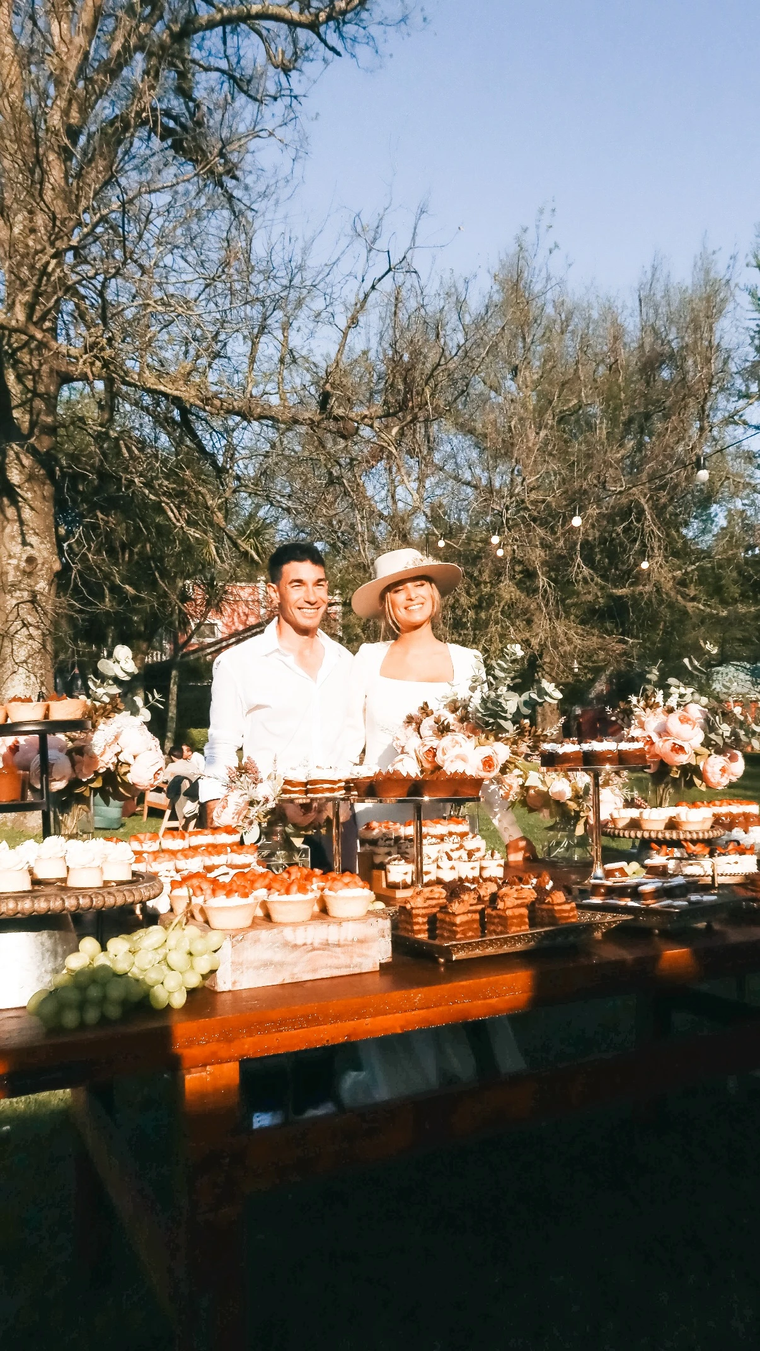 Una celebración al aire libre con un estilo lleno de personalidad. Una celebración al aire libre con un estilo lleno de personalidad.