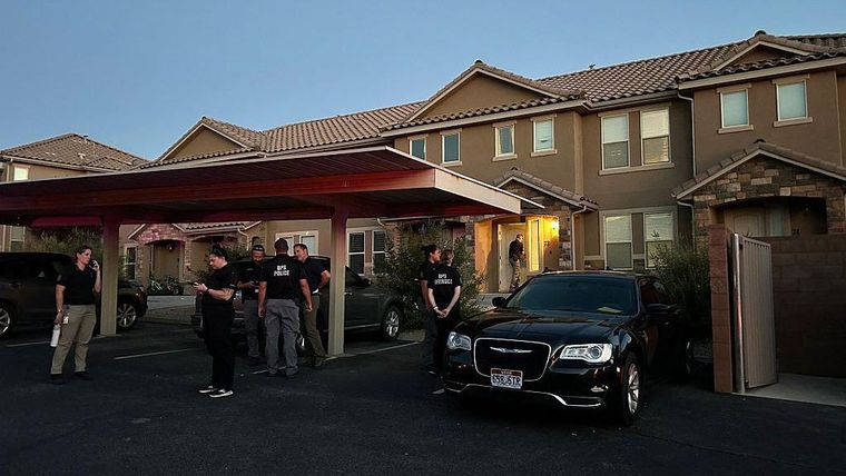 Decenas de agentes de la policía tomaron la casa donde vivía el sospechoso para recabar evidencias.