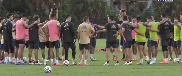 La Scaloneta se detuvo para homenajear a Russo. Un minuto de silencio por un símbolo del fútbol argentino. Foto: captura de TV.&nbsp;