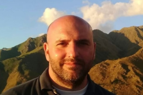 El científico estaba realizando una investigación en Química en un instituto alemán. El científico estaba realizando una investigación en Química en un instituto alemán.