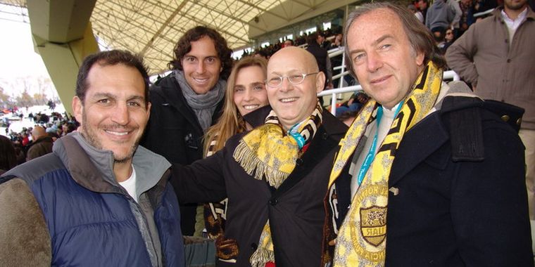 El ex Puma Pedro Sporleder, Roger Zaldívar, Carina Paisa, el artista plástico Eduardo Hoffmann y Robert Zaldívar. Foto: Federico Croce/MDZ