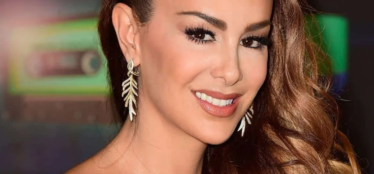 Ninel Conde luce espléndida, de gala y de jeans. Foto: Show News - https://www.show.news/__export/1640128464406/sites/debate/img/2021/12/05/ninel-1.jpg_242310155.jpg