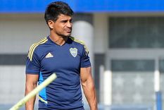 Hugo Ibarra analiza meter mano en el equipo. Foto: @BocaJrsOficial Hugo Ibarra analiza meter mano en el equipo. Foto: @BocaJrsOficial