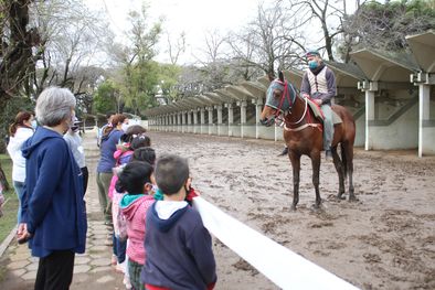 MDZol | Ana María Stelman en el hipódromo con sus alumnos.