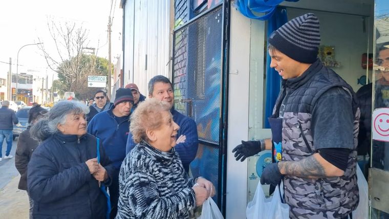 Una pescadería de Córdoba regaló más de 100 kilos de merluza a jubilados que cobran la mínima.