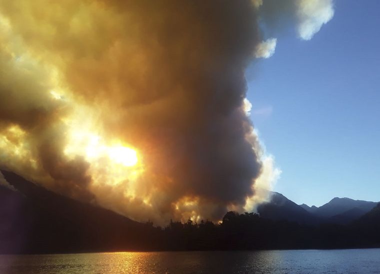 Los incendios ponen en jaque a una importante zona que se prepara para la temporada de verano