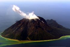 El vocán Suwanosejima, muy activo. Foto: Nhk.