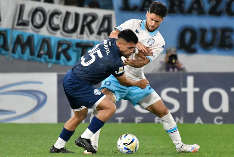 El volante de la Lepra, Maximiliano Amarfil, disputa el balón ante el defensor mendocino de Racing, Marco Di Cesare.&nbsp;