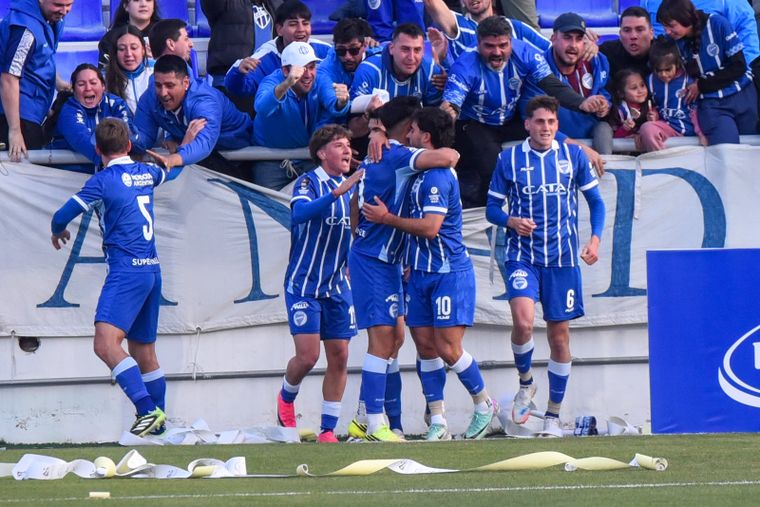 El festejo de Martín Pino tras marcar el 1-0 de Godoy Cruz a Maipú.