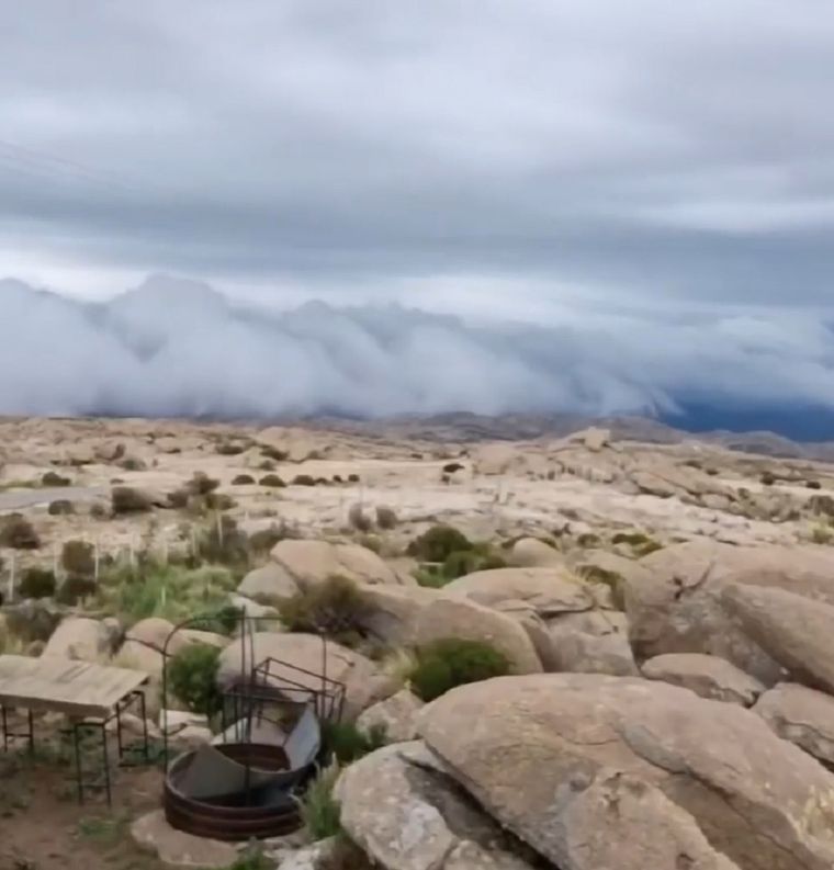 Las nubes negras avanzan sobre las sierras en el Camino de las Altas Cumbres en Córdoba. Foto: Captura de video