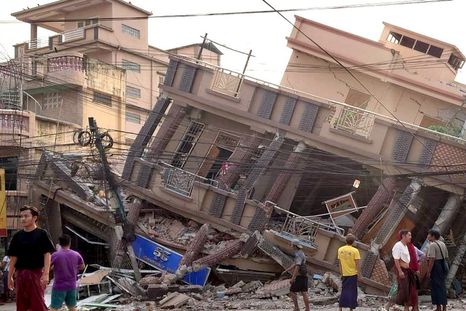 Imagen de archivo de un edificio derrumbado por el terremoto de magnitud 7,7 en la región de Mandalay. Foto: Dpa.