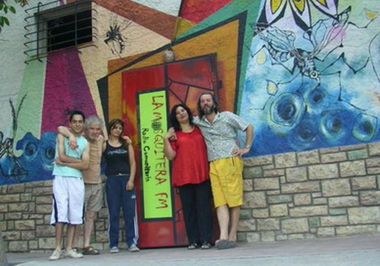 El equipo de locutores amateur frente al local de la radio. Foto: Gentileza